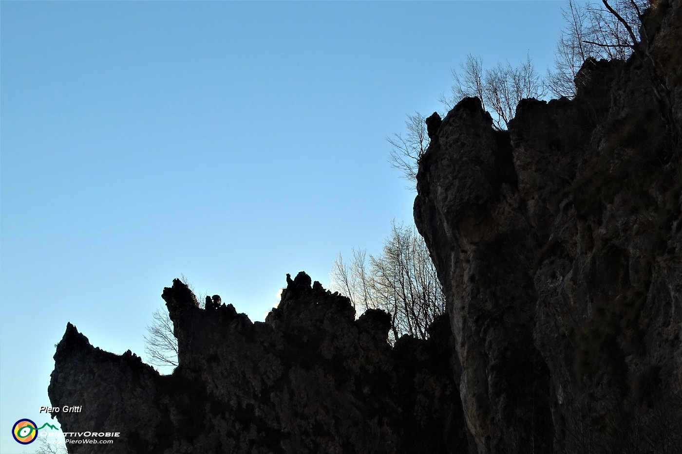 84 Roccioni cima Corna Camoscera in controluce .JPG